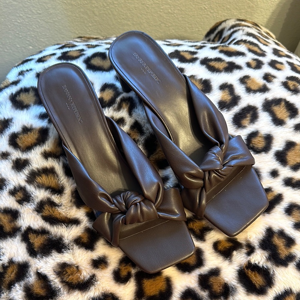 Brown Women's Shoes with Bow Detail